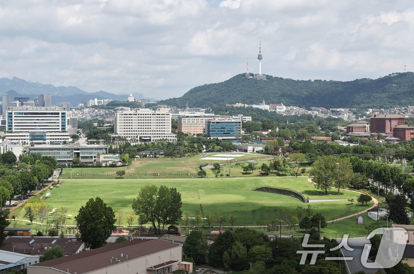 (서울=뉴스1) 이종수 기자 = 정부와 서울시가 용산공원 주택 공급 문제를 놓고 엇갈린 입장을 보이고 있다. 지난 20일 열린 면담에서 김윤덕 국토교통부 장관과 오세훈 서울시장은 …