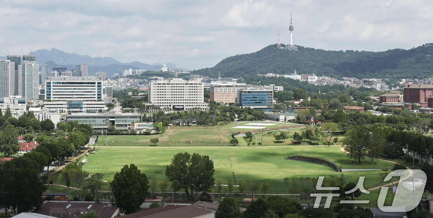 (서울=뉴스1) 이종수 기자 = 정부와 서울시가 용산공원 주택 공급 문제를 놓고 엇갈린 입장을 보이고 있다. 지난 20일 열린 면담에서 김윤덕 국토교통부 장관과 오세훈 서울시장은 …