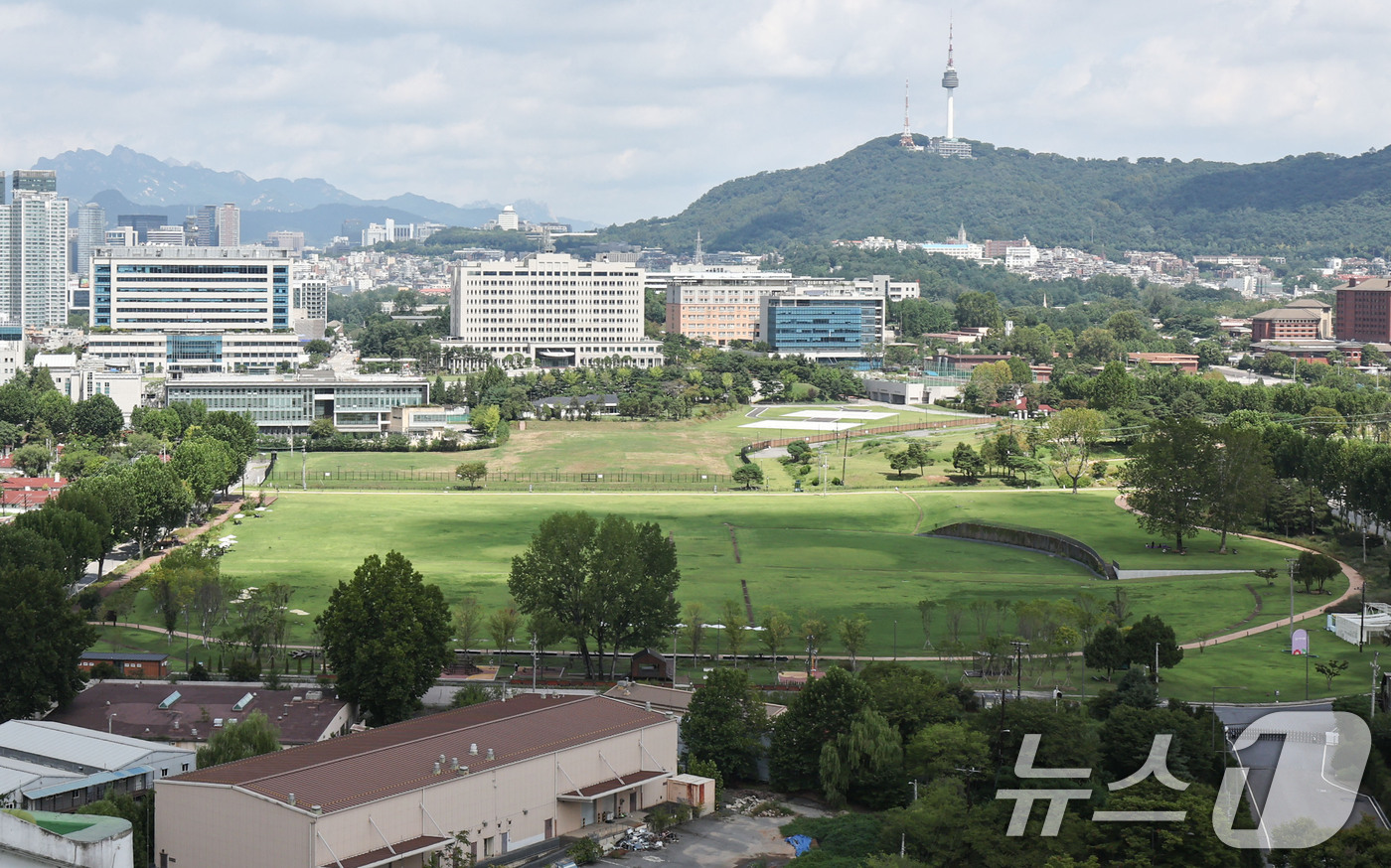 (서울=뉴스1) 이종수 기자 = 정부와 서울시가 용산공원 주택 공급 문제를 놓고 엇갈린 입장을 보이고 있다. 지난 20일 열린 면담에서 김윤덕 국토교통부 장관과 오세훈 서울시장은 …