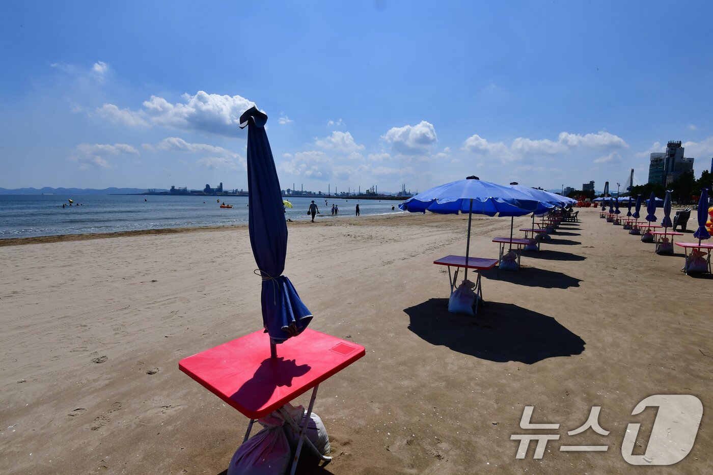 본문 이미지 - 절기상 처서인 23일 경북 포항시 북구 영일대해수욕장 백사장 곳곳이 텅 비어 있다. 포항시는 오늘(23일)까지 관내 지정 해수욕장을 운영한 후 폐장한다. 2026.8.23 ⓒ 뉴스1 최창호 기자