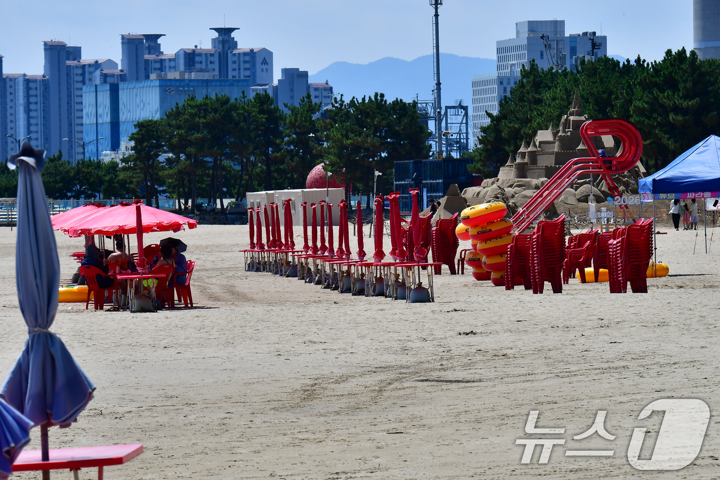 (포항=뉴스1) 최창호 기자 = 절기상 처서인 23일 경북 포항시 북구 영일대해수욕장 백사장에 있는 파라솔 곳곳이 텅 비어 있다.포항시는 오늘(23일)까지 관내 지정 해수욕장을 운 …