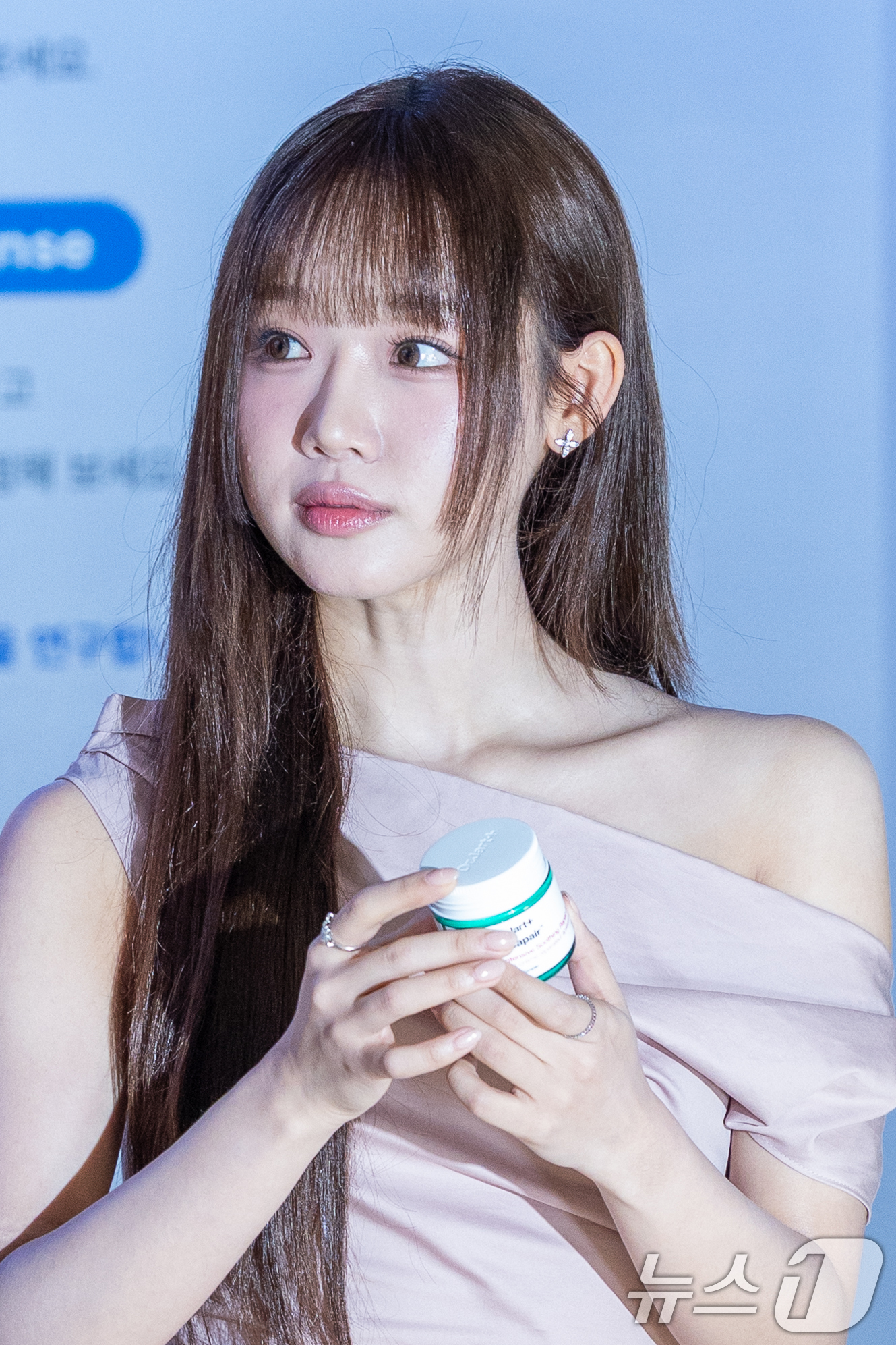 (서울=뉴스1) 안은나 기자 = 그룹 아이오아이 출신 가수 최유정이 23일 서울 동대문디자인플라자(DDP)에서 열린 뷰티풀라이프 인 서울(BLS)을 찾아 한국콜마 부스를 둘러보고 …