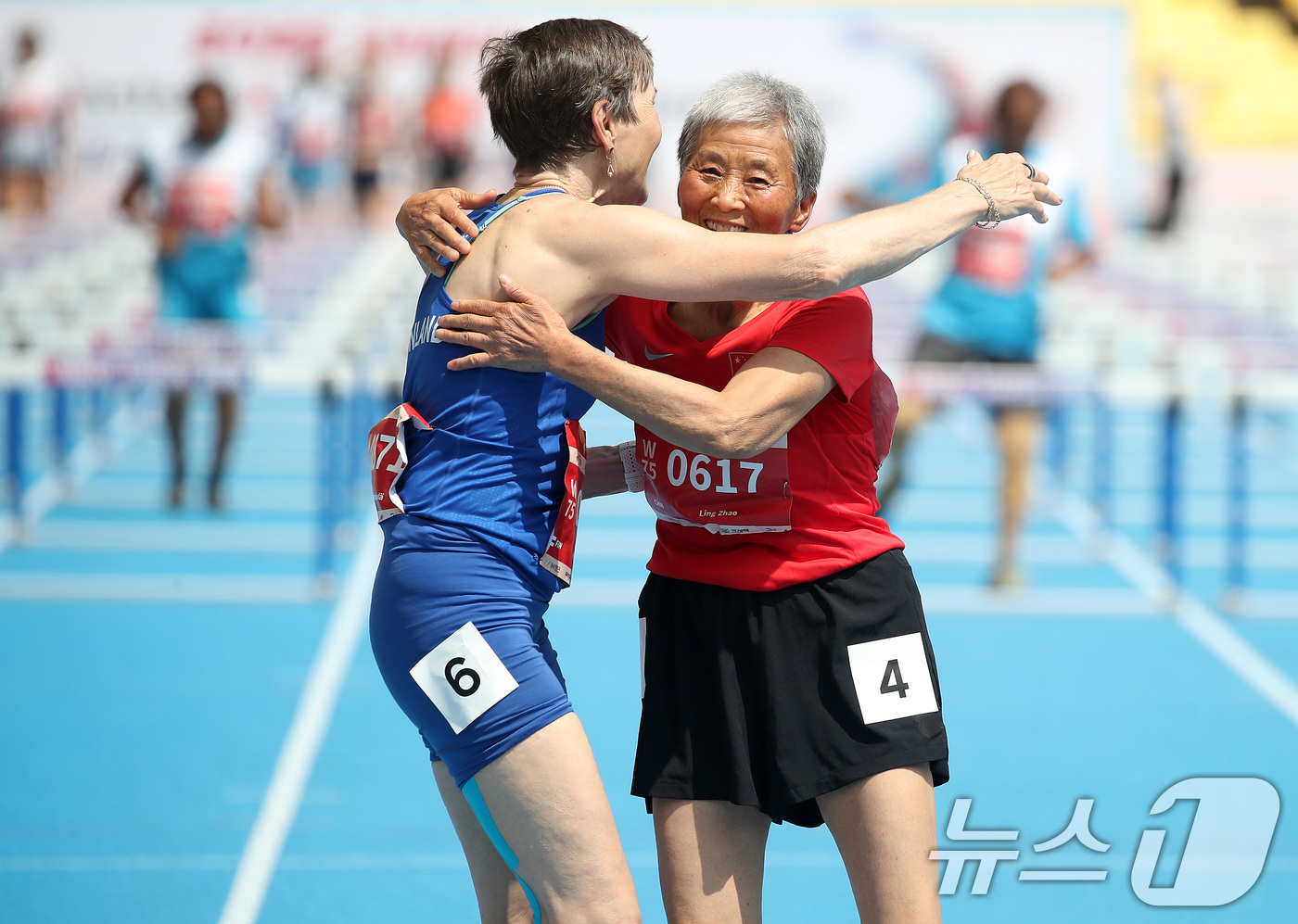 (대구=뉴스1) 공정식 기자 = 23일 오전 대구스타디움에서 열린 '대구세계마스터즈육상경기대회' 여자 80m 허들 종목에 출전해 경기를 마친 75세 그룹 선수들이 서로 격려하고 있 …