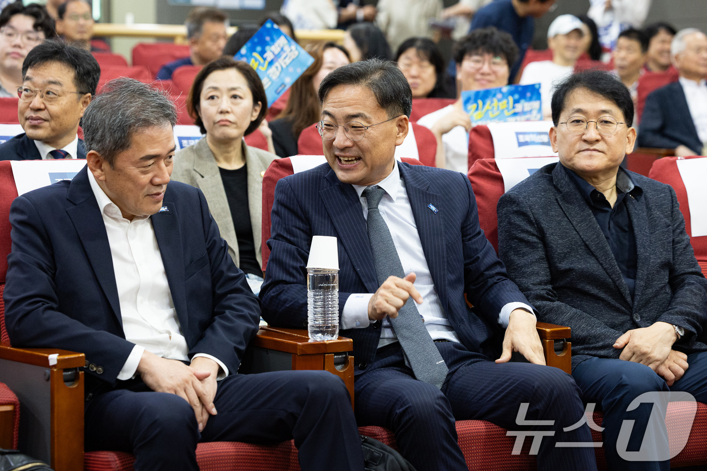 (서울=뉴스1) 유승관 기자 = 신장식 조국혁신당 대표와 황현선 최고위원이 23일 서울 여의도 국회 의원회관에서 열린 조국혁신당 2026 서울시당·인천시당·경기도당 합동 당원대회에 …