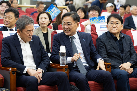 대화 나누는 조국혁신당 지도부