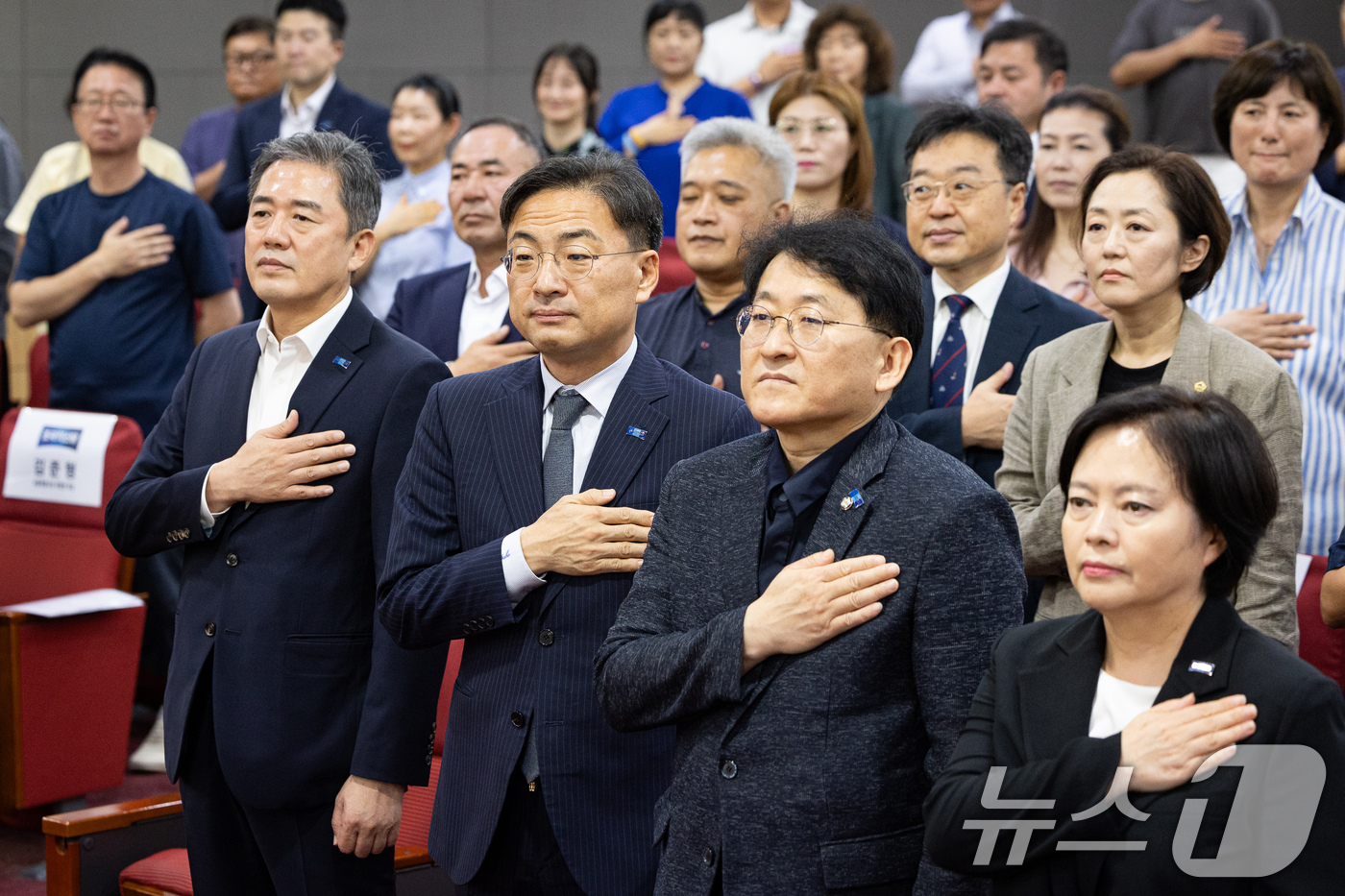 (서울=뉴스1) 유승관 기자 = 신장식 조국혁신당 대표를 비롯한 참석자들이 23일 서울 여의도 국회 의원회관에서 열린 조국혁신당 2026 서울시당·인천시당·경기도당 합동 당원대회에 …