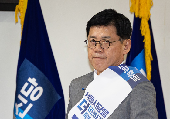 단상 오르는 김준형 조국혁신당 서울시당위원장 후보