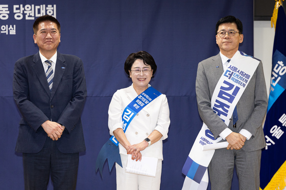 당원들 향해 미소짓는 조국혁신당 안광호·김선민·김준형 시도당위원장 후보