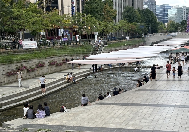 "처서매직 사라졌나?" 서울 한낮 33도 무더위…'청계천 피서 중'