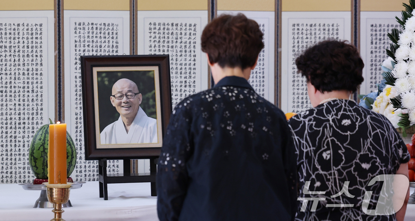 (서울=뉴스1) 박지혜 기자 = 23일 서울 강남구 봉은사 선불당에 마련된 명진 스님의 분향소에서 조문객들이 고인을 추모하며 조문하고 있다.지난 22일 제주 서귀포에서 입적한 봉은 …