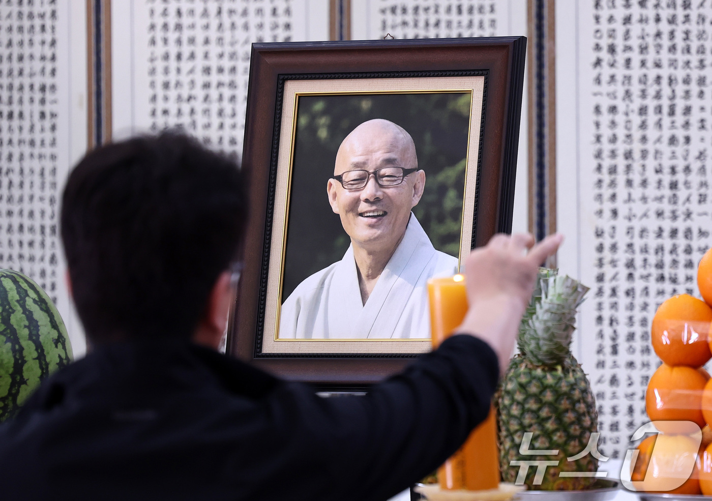 (서울=뉴스1) 박지혜 기자 = 23일 서울 강남구 봉은사 선불당에 마련된 명진 스님의 분향소에서 조문객들이 고인을 추모하며 조문하고 있다.지난 22일 제주 서귀포에서 입적한 봉은 …
