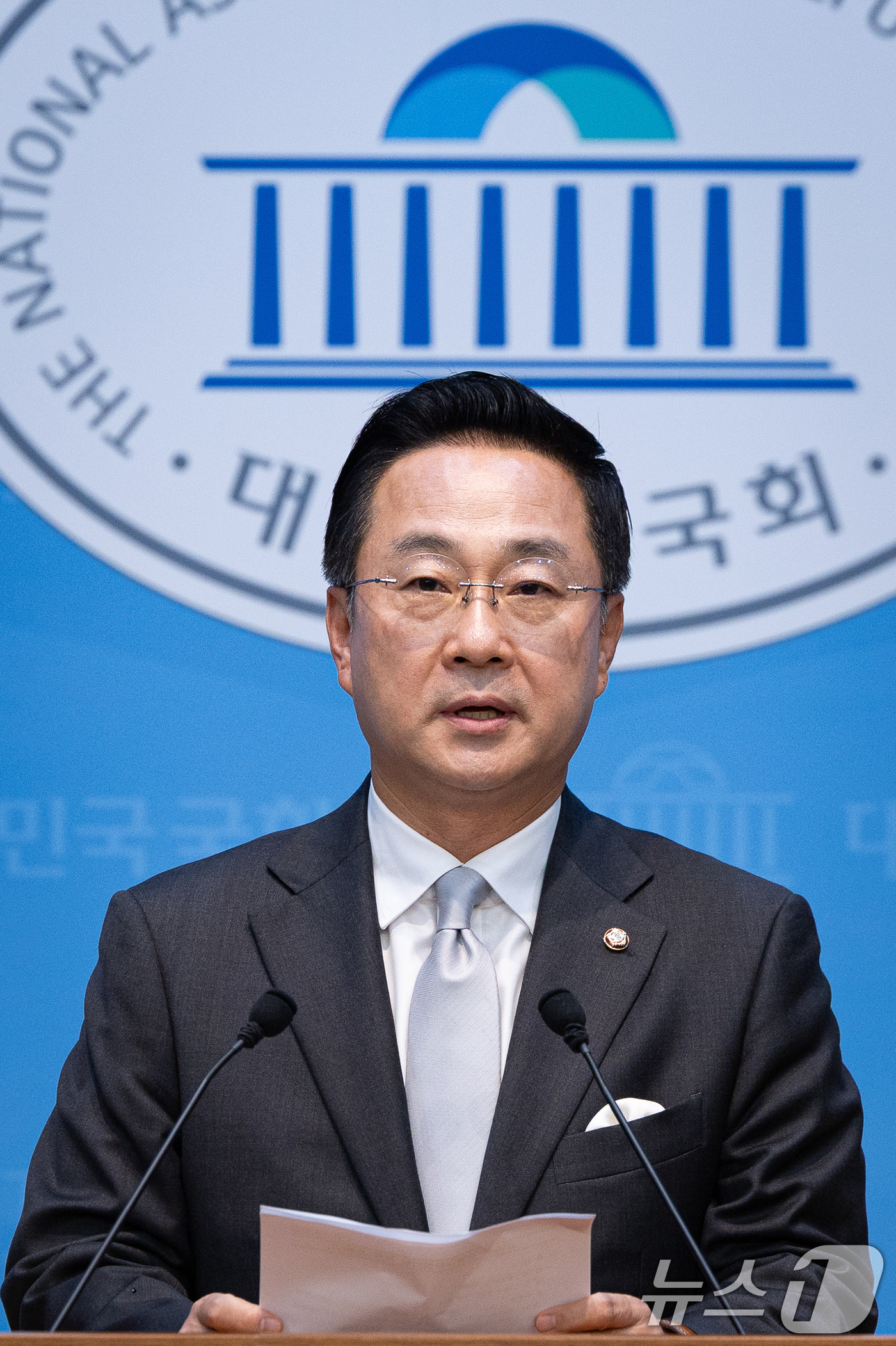 (서울=뉴스1) 유승관 기자 = 박성준 더불어민주당 수석대변인이 23일 서울 여의도 국회 소통관에서 제10차 고위당정협의회 결과 브리핑을 하고 있다. 2026.8.23/뉴스1