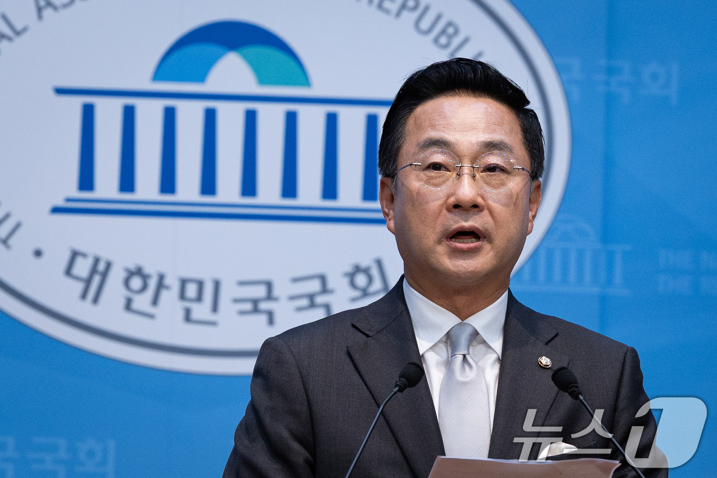 (서울=뉴스1) 유승관 기자 = 박성준 더불어민주당 수석대변인이 23일 서울 여의도 국회 소통관에서 제10차 고위당정협의회 결과 브리핑을 하고 있다. 2026.8.23/뉴스1