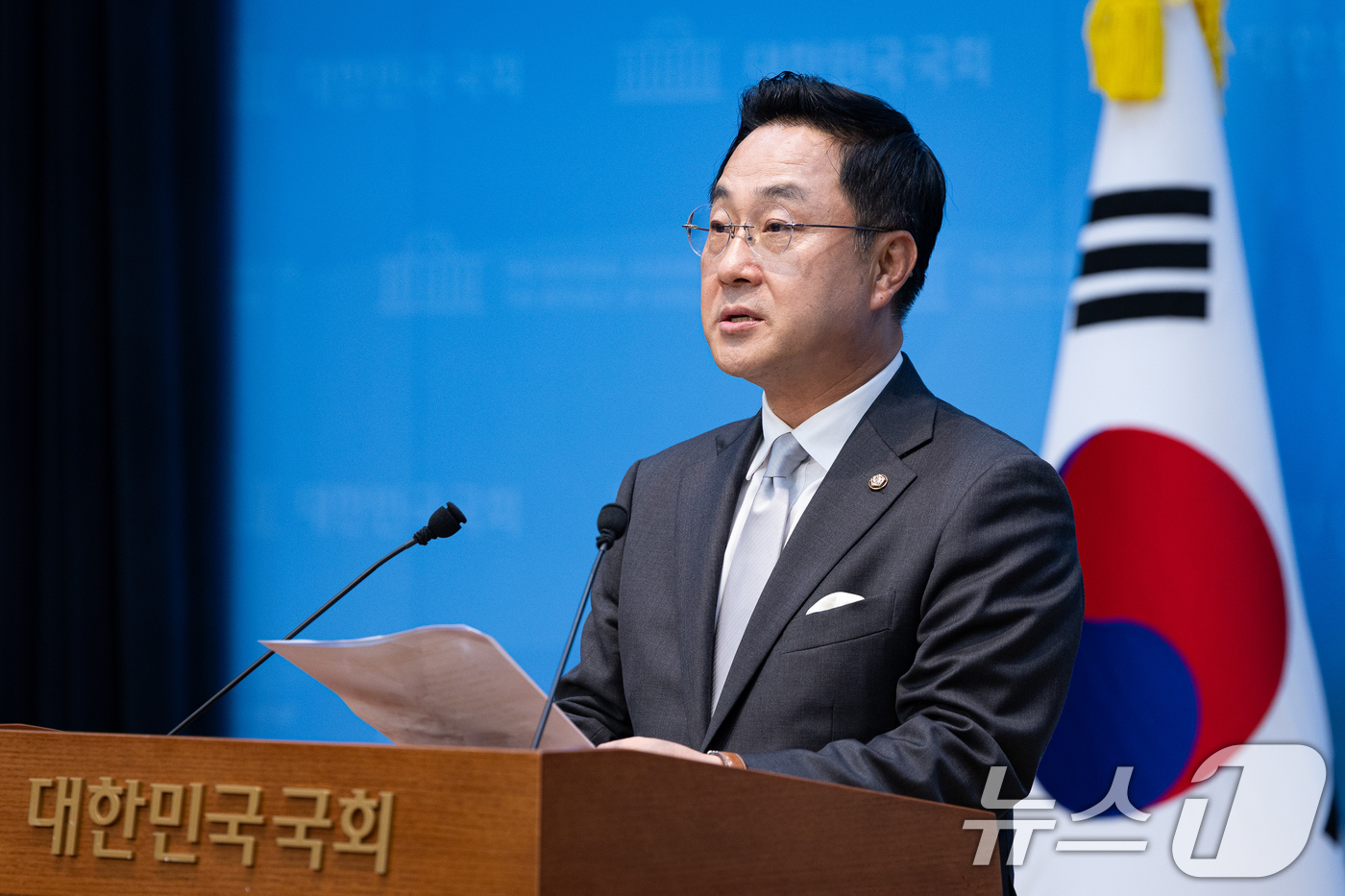 (서울=뉴스1) 유승관 기자 = 박성준 더불어민주당 수석대변인이 23일 서울 여의도 국회 소통관에서 제10차 고위당정협의회 결과 브리핑을 하고 있다. 2026.8.23/뉴스1