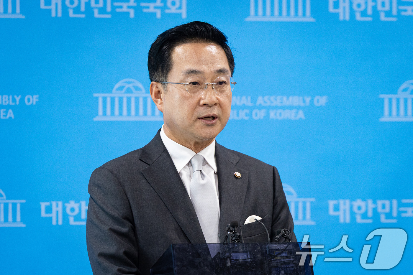 (서울=뉴스1) 유승관 기자 = 박성준 더불어민주당 수석대변인이 23일 서울 여의도 국회 소통관에서 제10차 고위당정협의회 결과 브리핑 후 취재진 질문에 답하고 있다. 2026.8 …