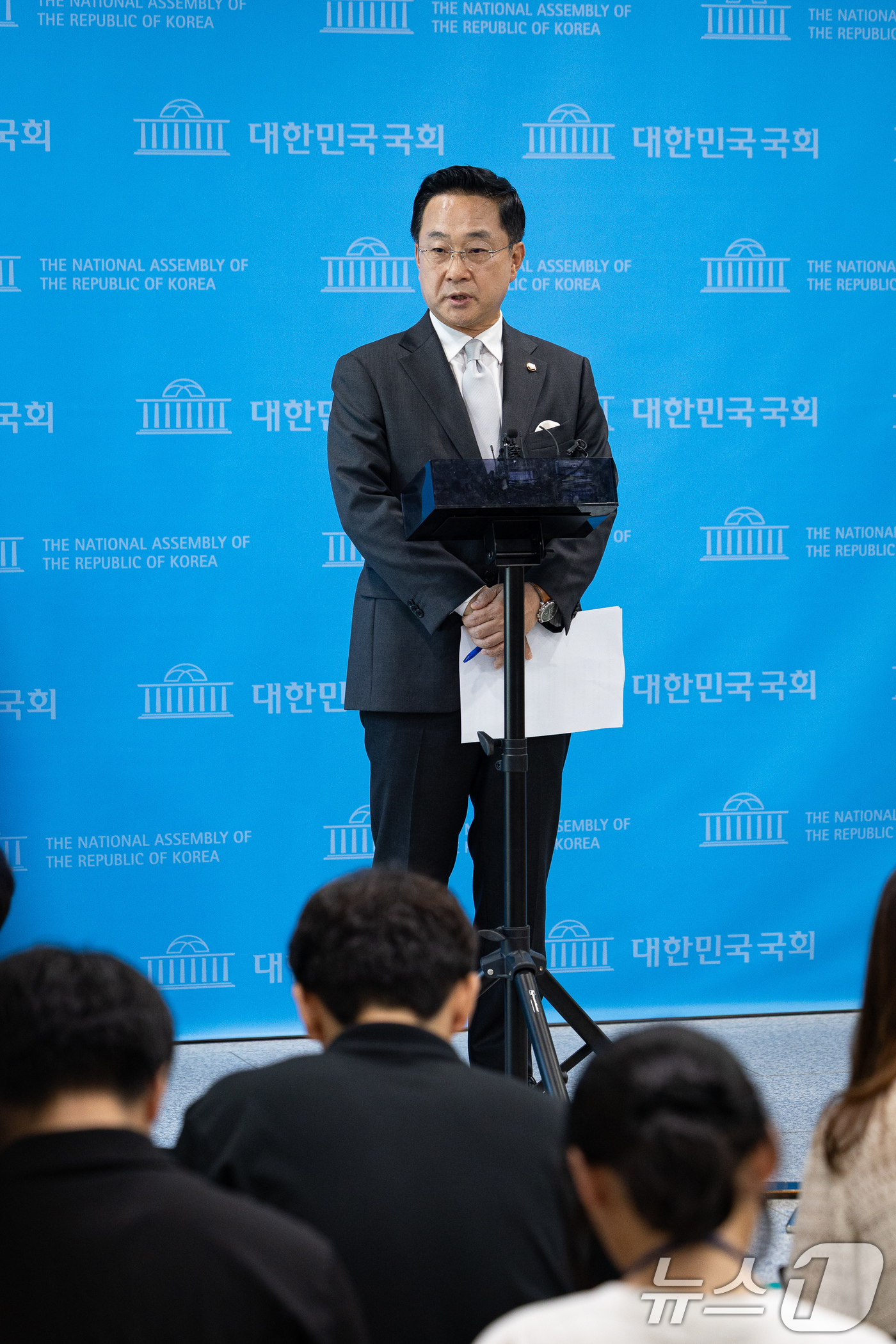 (서울=뉴스1) 유승관 기자 = 박성준 더불어민주당 수석대변인이 23일 서울 여의도 국회 소통관에서 제10차 고위당정협의회 결과 브리핑 후 취재진 질문에 답하고 있다. 2026.8 …