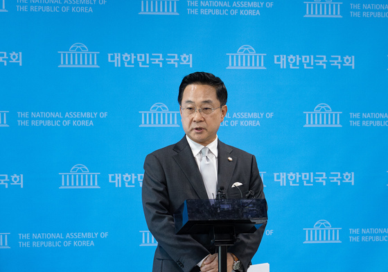 취재진 질문 답하는 박성준 수석대변인