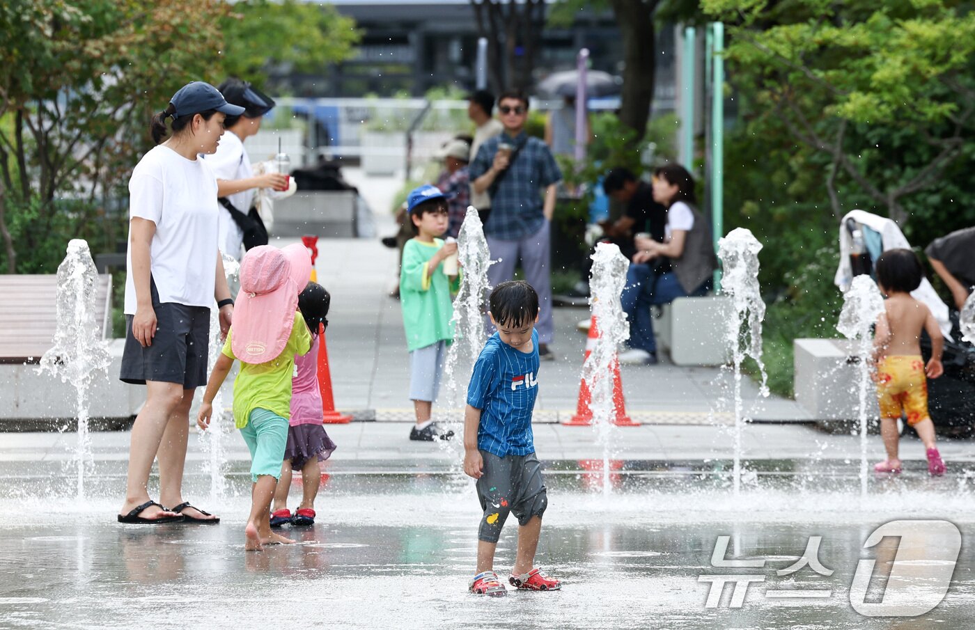 본문 이미지 - 서울 전역에 폭염 주의보가 발령된 23일 오후 서울 종로구 광화문광장 분수에서 어린이들이 물놀이를 즐기고 있다. 2026.8.23 ⓒ 뉴스1 최지환 기자