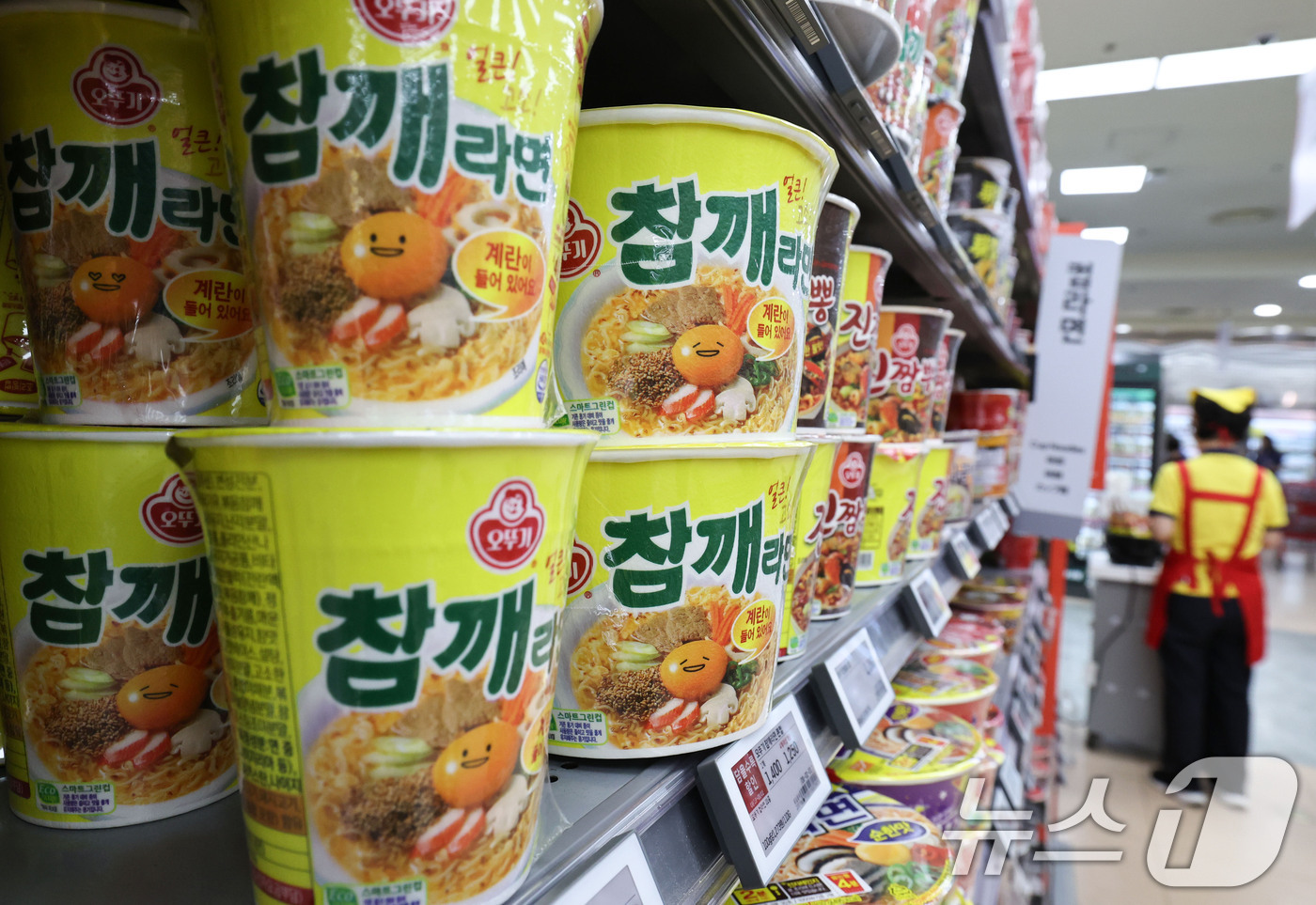 (서울=뉴스1) 이종수 기자 = 컵라면 가격 인상이 잇따르고 있다. 오뚜기는 다음 달 7일부터 진라면·열라면·참깨라면 등 컵라면 29개 품목의 출고가를 평균 6.7% 인상하고, 팔 …