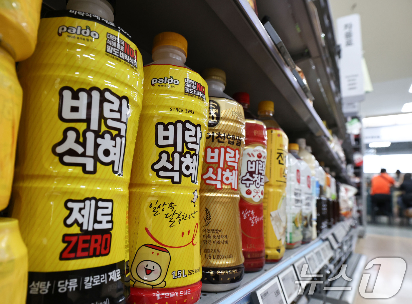 (서울=뉴스1) 이종수 기자 = 팔도가 다음 달 1일부터 일부 컵라면과 음료 제품의 가격을 인상한다. 왕뚜껑·도시락 등 용기면 12종의 출고가는 평균 5.5%, 비락식혜 등 음료 …