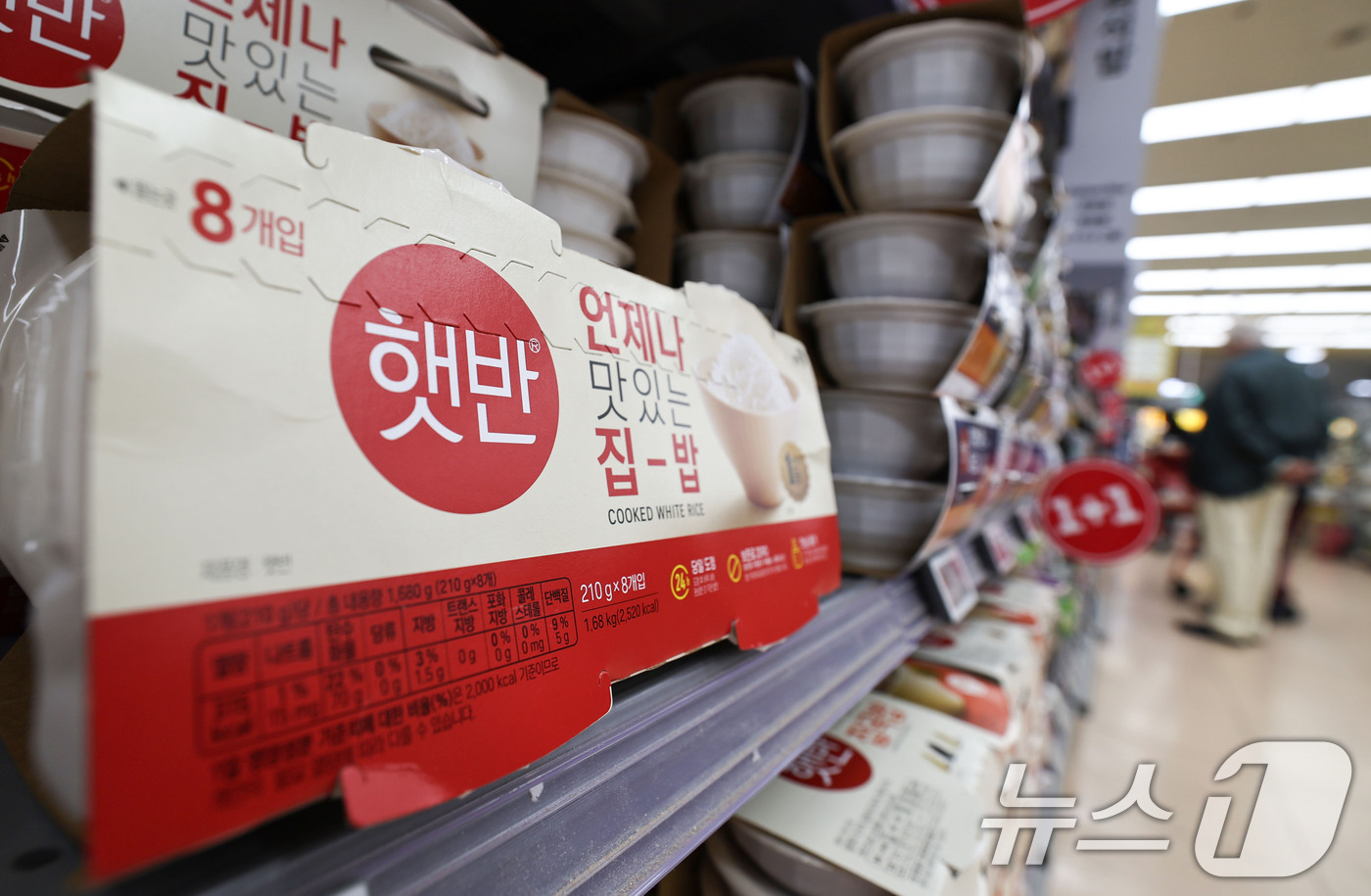 (서울=뉴스1) 이종수 기자 = 햇반과 빵, 컵라면 등 주요 가공식품 가격이 잇따라 오르면서 장바구니 부담이 커지고 있다. CJ제일제당은 햇반 등 일부 제품 가격을 평균 8% 인상 …