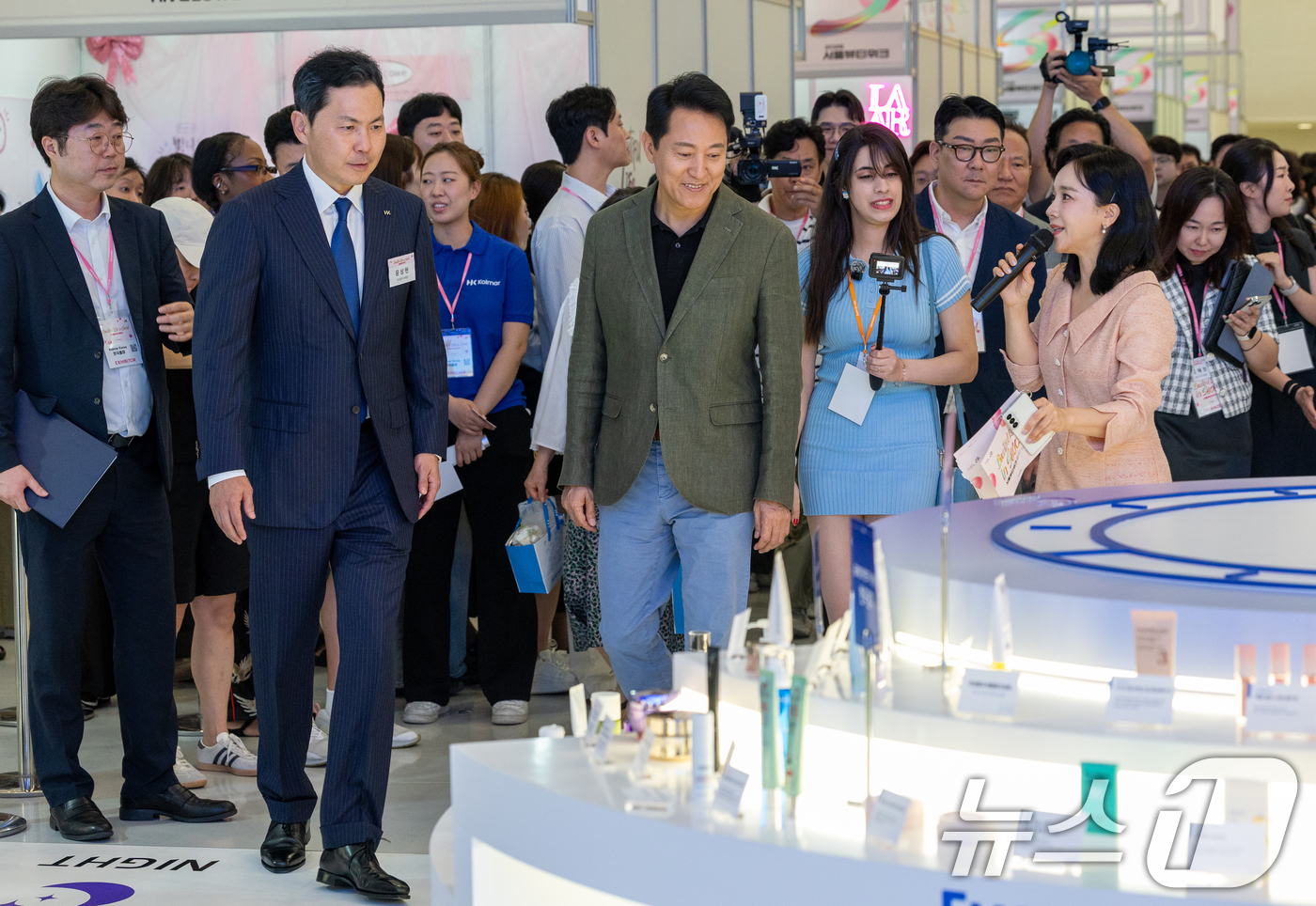 (서울=뉴스1) 안은나 기자 = 오세훈 서울시장이 23일 서울 동대문디자인플라자(DDP)에서 열린 뷰티풀라이프 인 서울(BLS) 한국콜마 부스를 찾아 제품을 살펴보고 있다. 왼쪽은 …