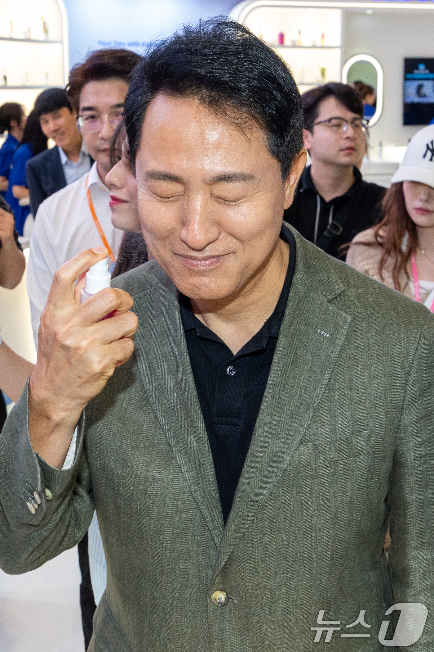 (서울=뉴스1) 안은나 기자 = 오세훈 서울시장이 23일 서울 동대문디자인플라자(DDP)에서 열린 뷰티풀라이프 인 서울(BLS)에서 한국콜마 부스를 찾아 미스트를 얼굴에 분사하고 …