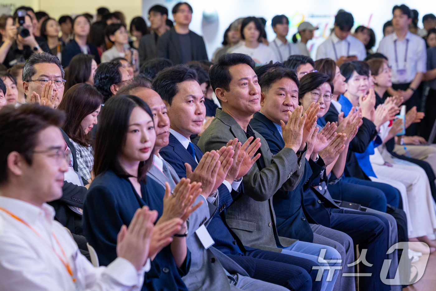 (서울=뉴스1) 안은나 기자 = 오세훈 서울시장이 23일 서울 동대문디자인플라자(DDP)에서 열린 뷰티풀라이프 인 서울(BLS) 개막식에 참석해 손뼉을 치고 있다. 2026.8.2 …