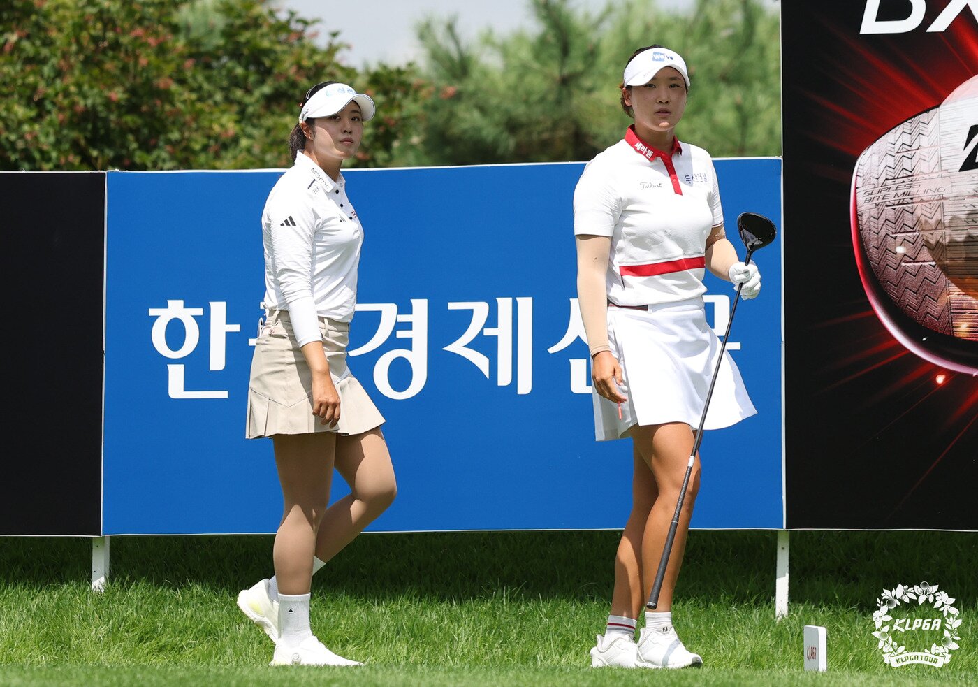 본문 이미지 - 서교림(왼쪽)과 김민솔이 23일 경기 포천의 포천힐스CC에서 열린 BC카드·한경 제48회 KLPGA 챔피언십 최종 4라운드에서 함께 경기를 치르고 있다. (KLPGA 제공)