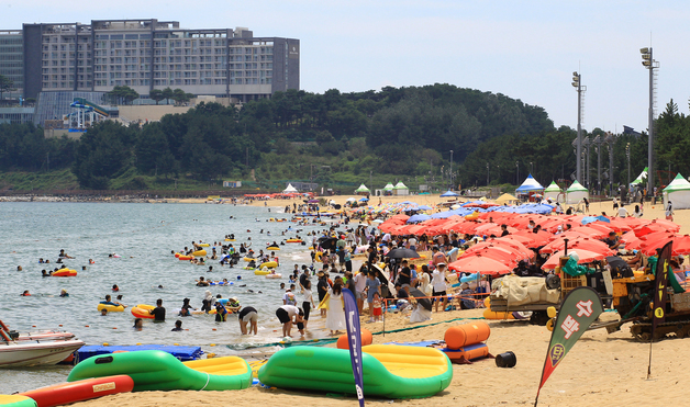 동해안 해수욕장 폐장일 '2배 북적'…올해 피서객은 19% 감소