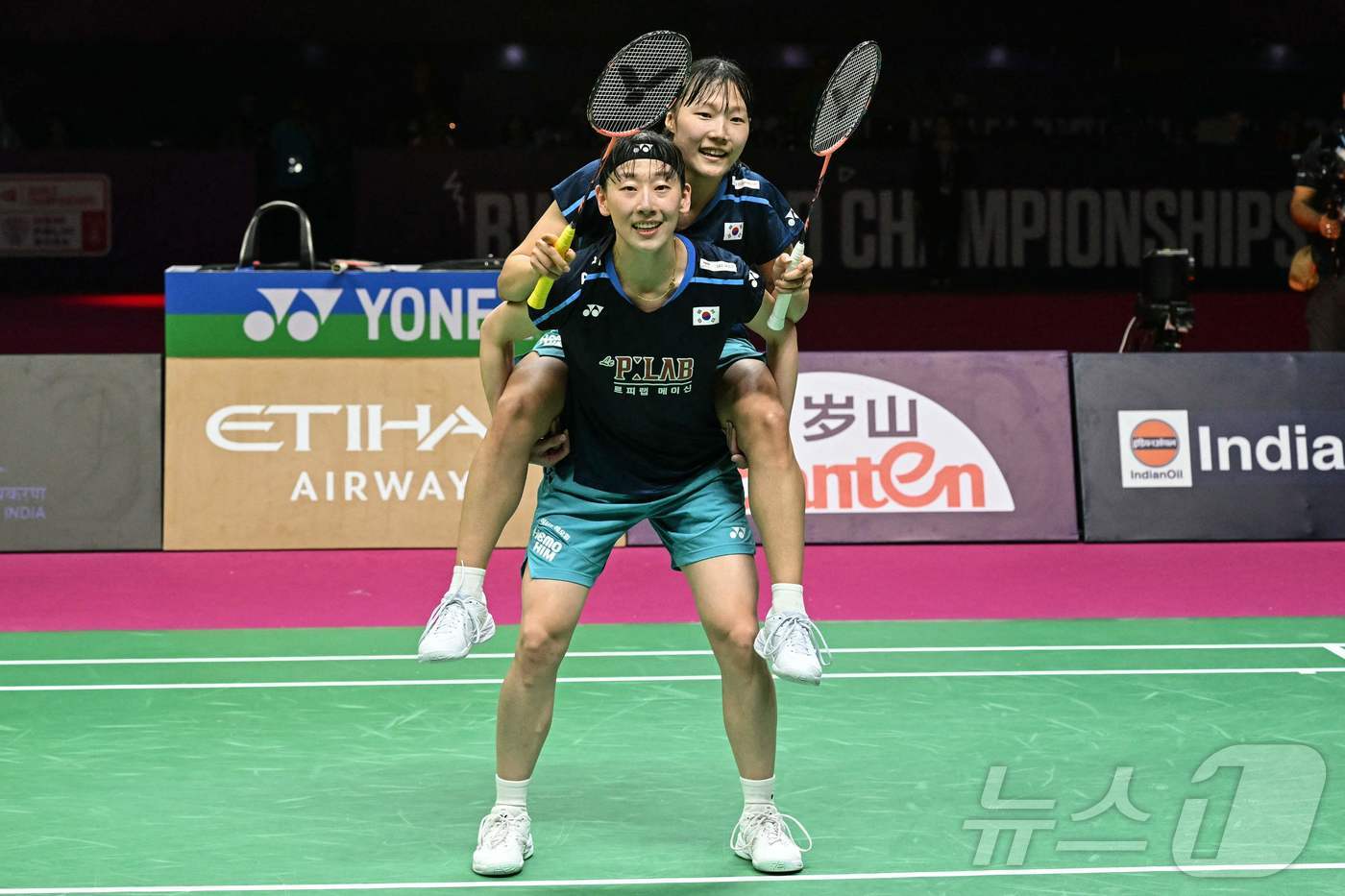 (AFP=뉴스1) = 한국 배드민턴 여자복식 이소희와 백하나가 23일(한국시간) 인도 뉴델리에서 열린 2026 세계배드민턴연맹(BWF) 세계선수권대회 여자복식 결승에서 세계랭킹 1 …