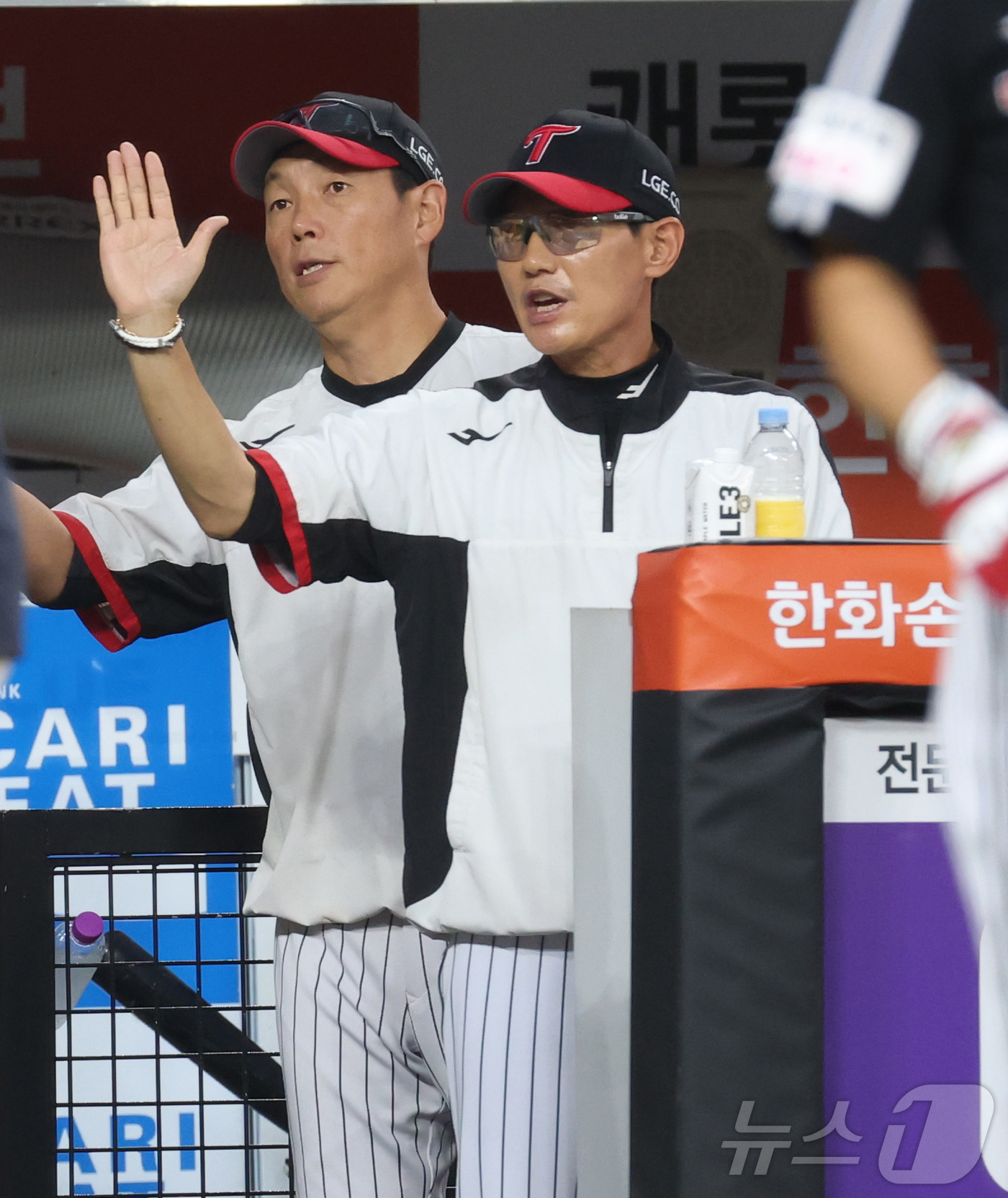 (대전=뉴스1) 김기남 기자 = 23일 대전 한화생명볼파크에서 열린 2026 신한 SOL KBO리그 LG 트윈스와 한화 이글스의 경기에서 LG 염경엽 감독이 1회초 4득점 하며 홈 …