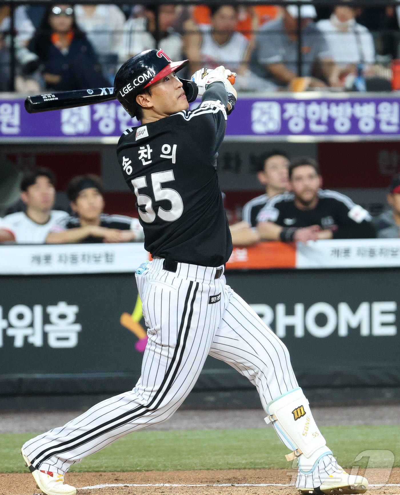 (대전=뉴스1) 김기남 기자 = 23일 대전 한화생명볼파크에서 열린 2026 신한 SOL KBO리그 LG 트윈스와 한화 이글스의 경기에서 LG 송찬의가 타격하고 있다 2026.8. …