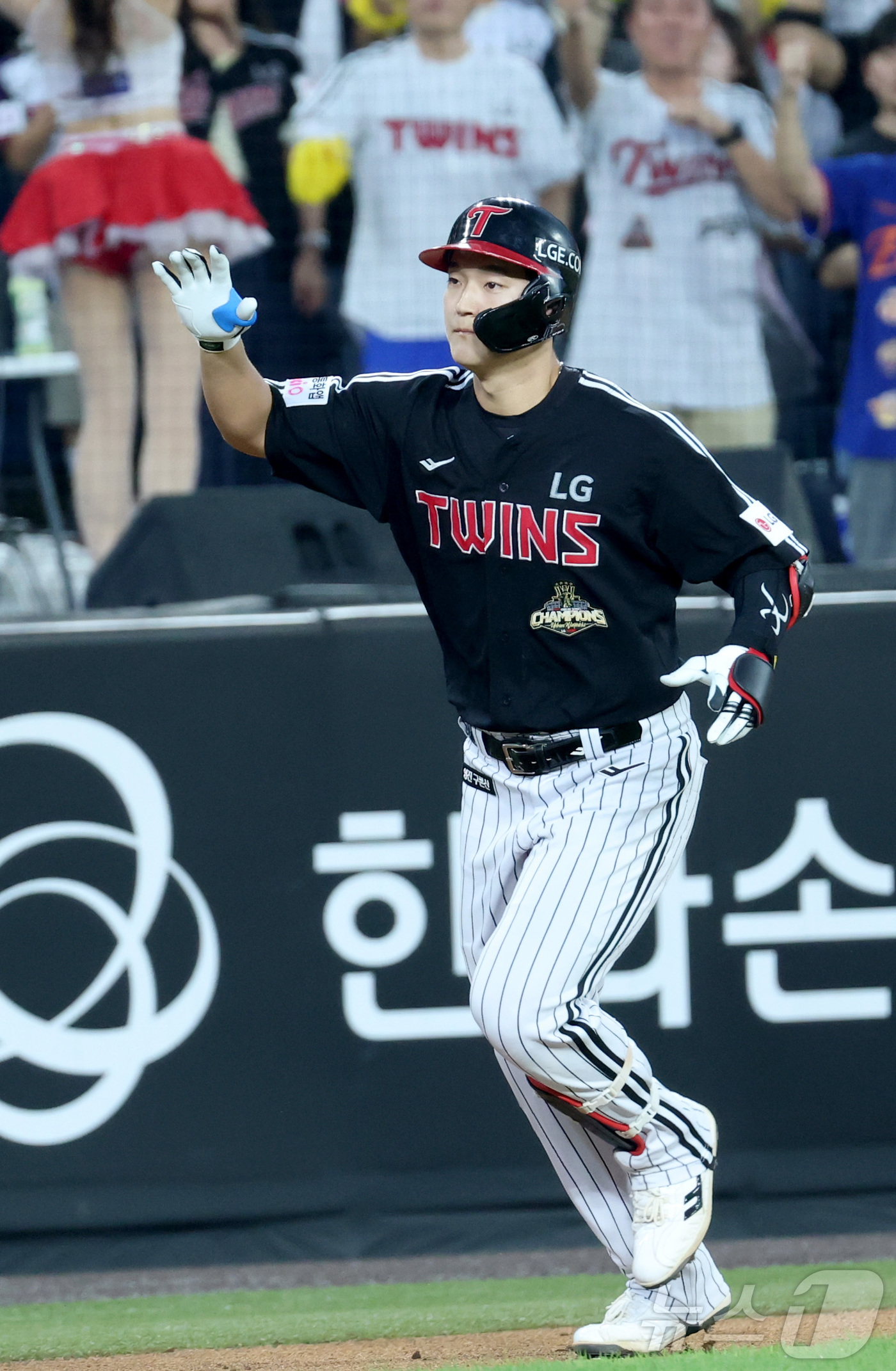 (대전=뉴스1) 김기남 기자 = 23일 대전 한화생명볼파크에서 열린 2026 신한 SOL KBO리그 LG 트윈스와 한화 이글스의 경기에서 1회초 LG 문정빈이 2사 1,3루에서 3 …