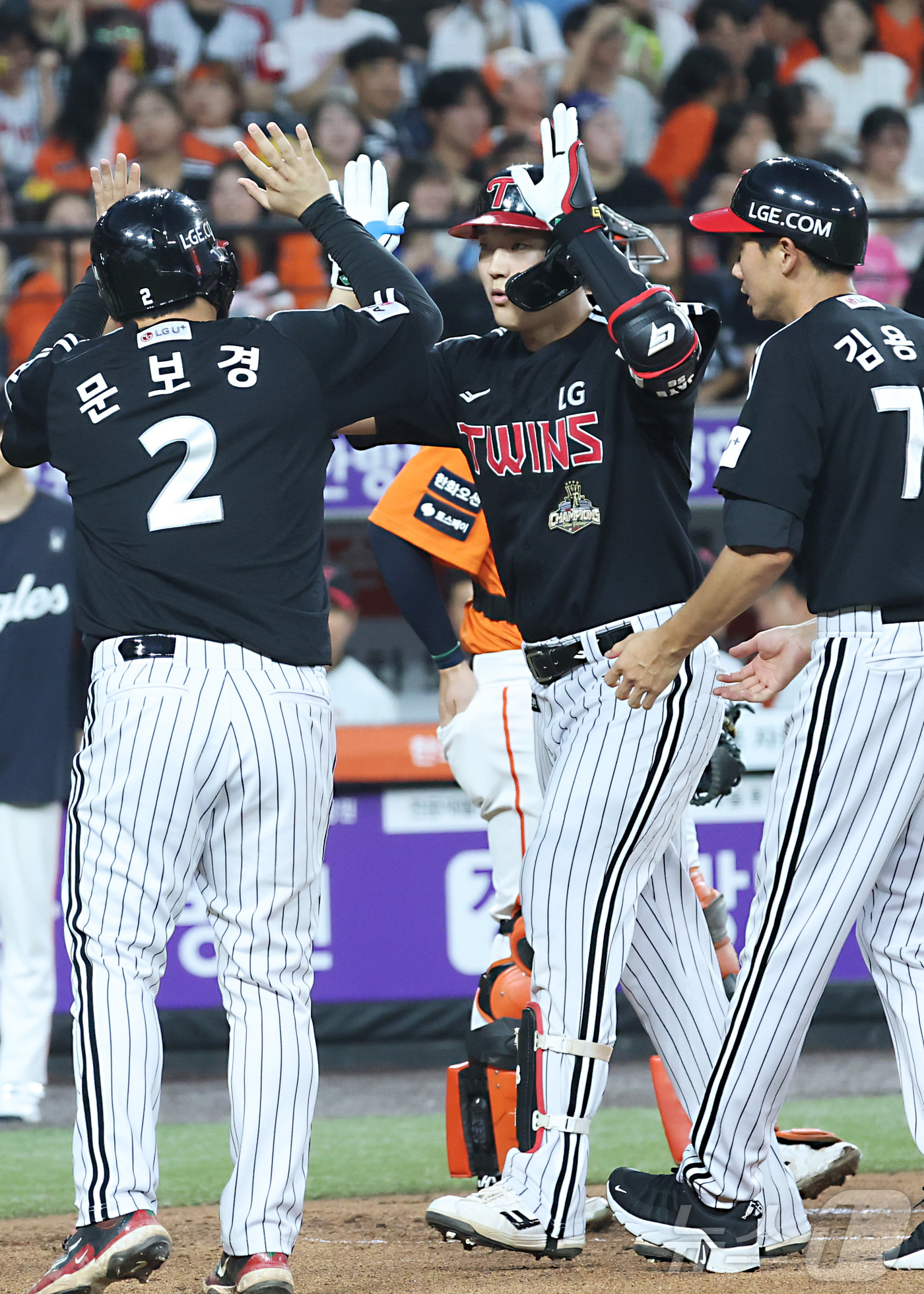 (대전=뉴스1) 김기남 기자 = 23일 대전 한화생명볼파크에서 열린 2026 신한 SOL KBO리그 LG 트윈스와 한화 이글스의 경기에서 1회초 LG 문정빈이 2사 1,3루에서 3 …
