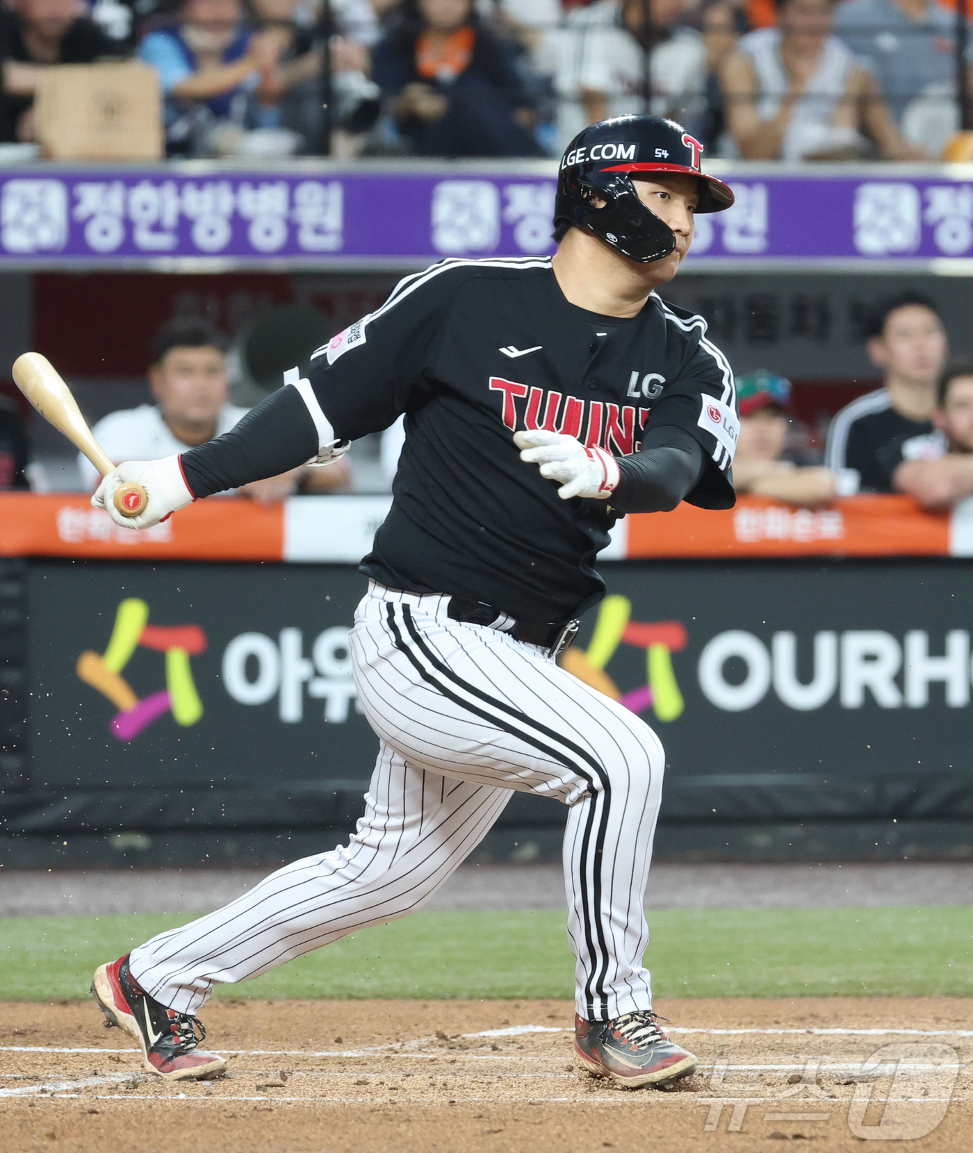 (대전=뉴스1) 김기남 기자 = 23일 대전 한화생명볼파크에서 열린 2026 신한 SOL KBO리그 LG 트윈스와 한화 이글스의 경기에서 LG 문보경이 1히초 2사 1,2루에 선취 …
