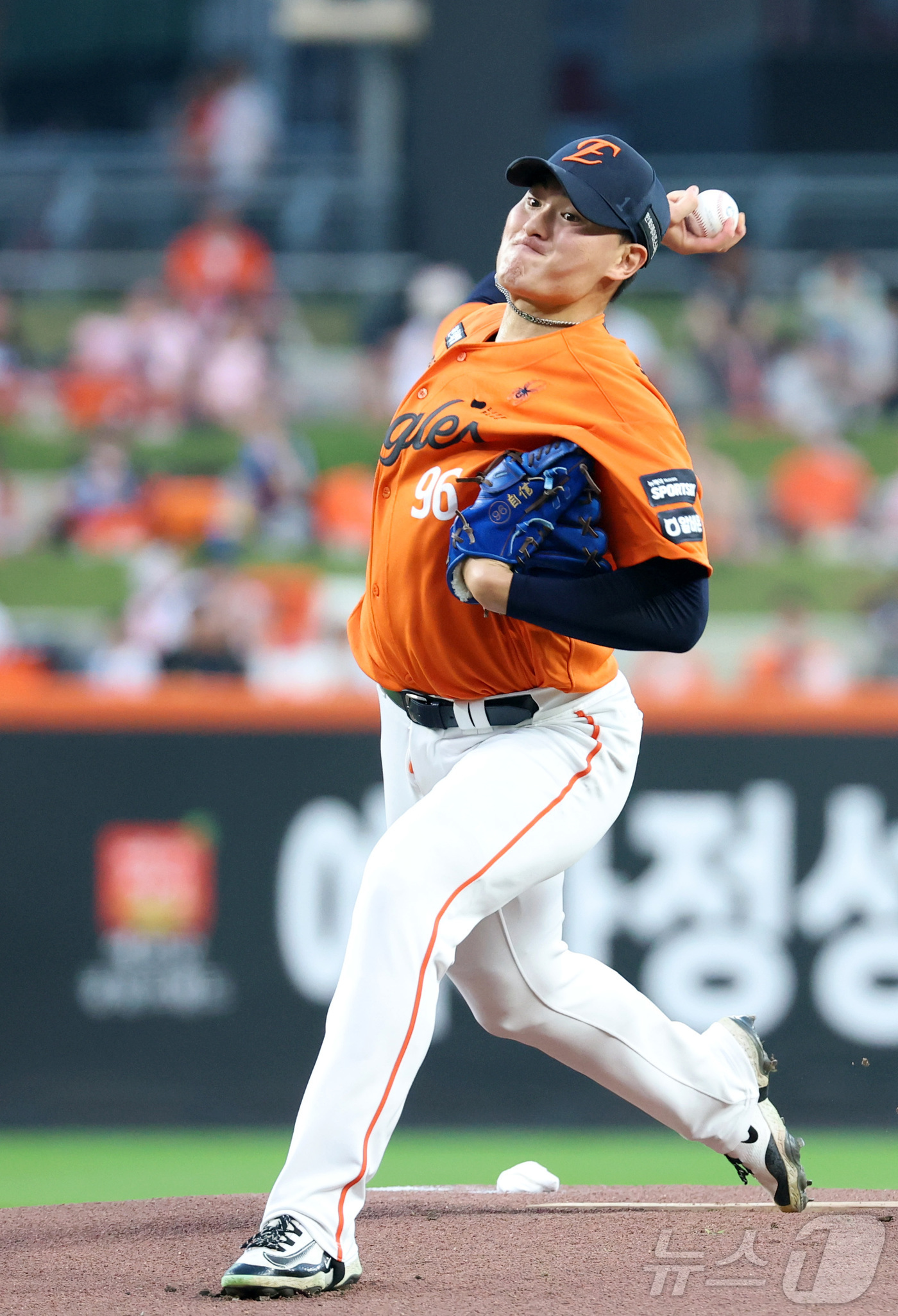 (대전=뉴스1) 김기남 기자 = 23일 대전 한화생명볼파크에서 열린 2026 신한 SOL KBO리그 LG 트윈스와 한화 이글스의 경기에서 한화 선발 박준영이 투구하고 있다. 202 …