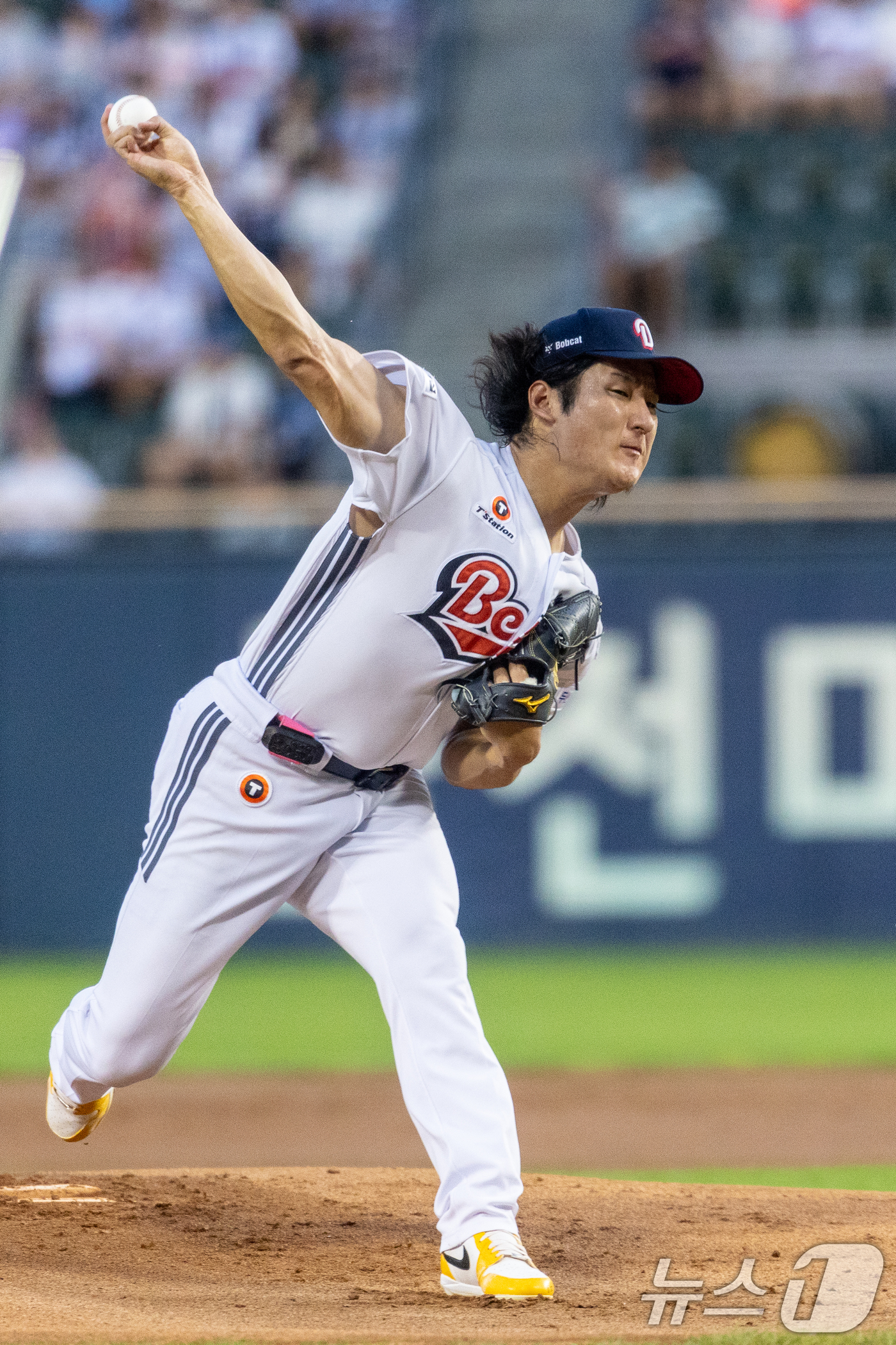 (서울=뉴스1) 안은나 기자 = 23일 오후 서울 송파구 잠실야구장에서 열린 프로야구 '2026 신한은행 SOL KBO리그' 롯데 자이언츠와 두산 베어스의 경기, 두산 선발 곽빈이 …