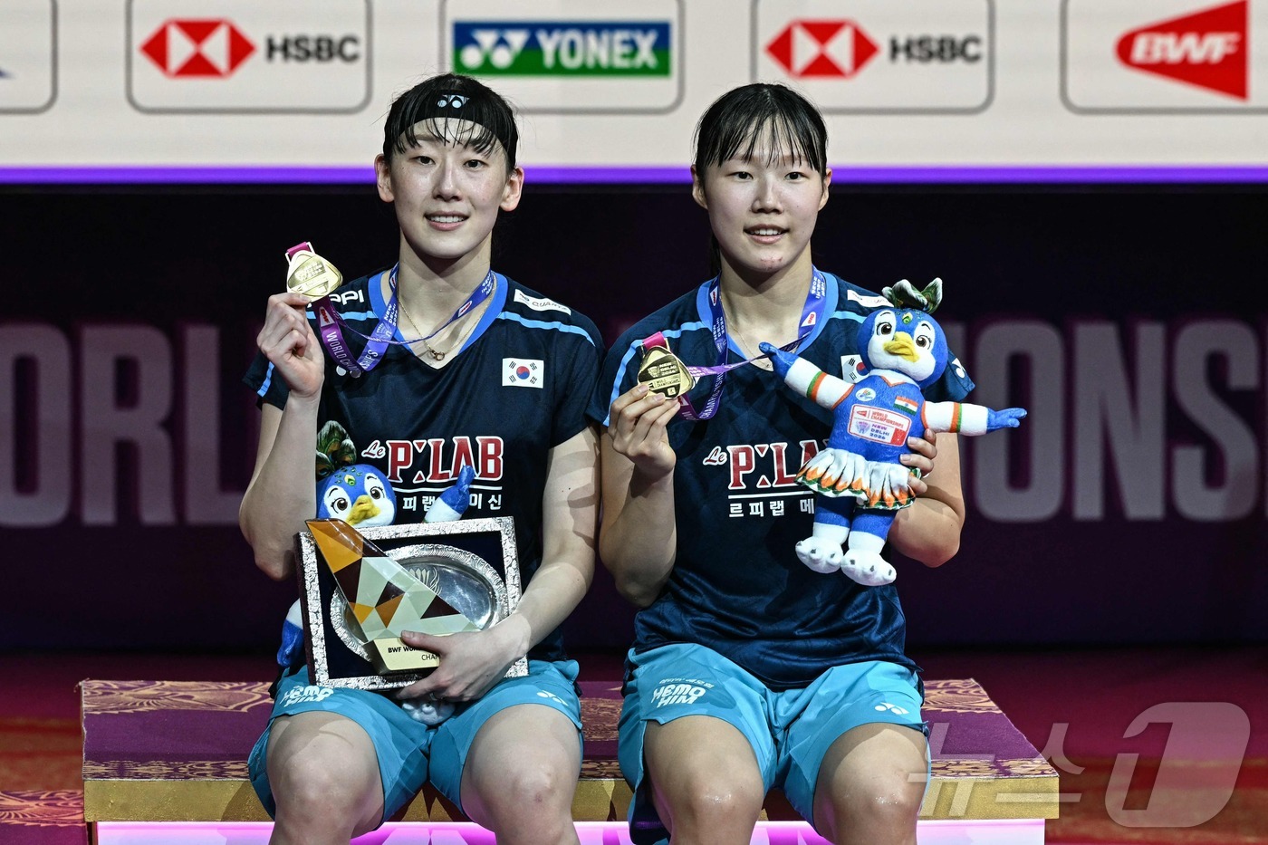 (AFP=뉴스1) 김민지 기자 = 한국 배드민턴 여자복식 이소희와 백하나가 23일(한국시간) 인도 뉴델리에서 열린 2026 세계배드민턴연맹(BWF) 세계선수권대회 여자복식 결승 후 …