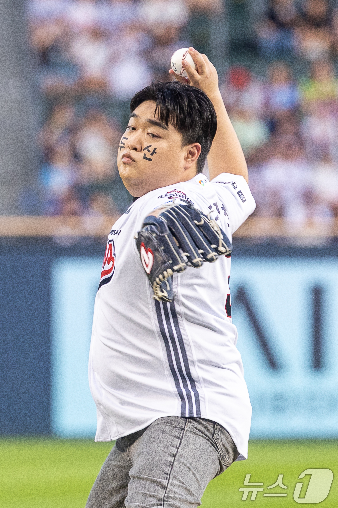 (서울=뉴스1) 안은나 기자 = 코미디언 김규원이 23일 오후 서울 송파구 잠실야구장에서 프로야구 '2026 신한은행 SOL KBO리그' 롯데 자이언츠와 두산 베어스의 경기에 앞서 …