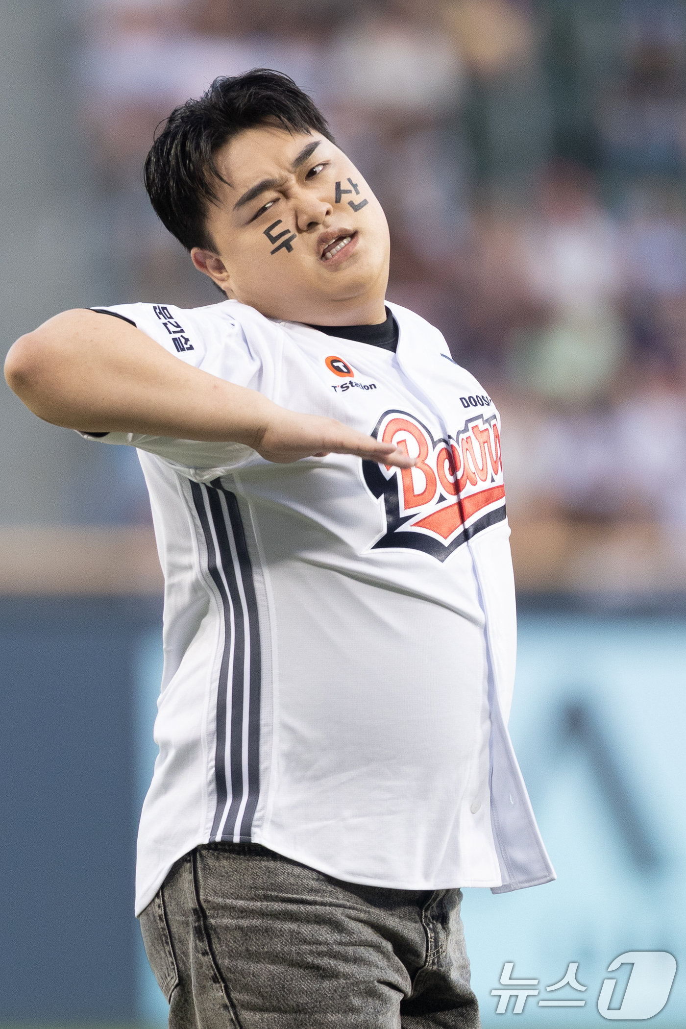 (서울=뉴스1) 안은나 기자 = 코미디언 김규원이 23일 오후 서울 송파구 잠실야구장에서 프로야구 '2026 신한은행 SOL KBO리그' 롯데 자이언츠와 두산 베어스의 경기에 앞서 …