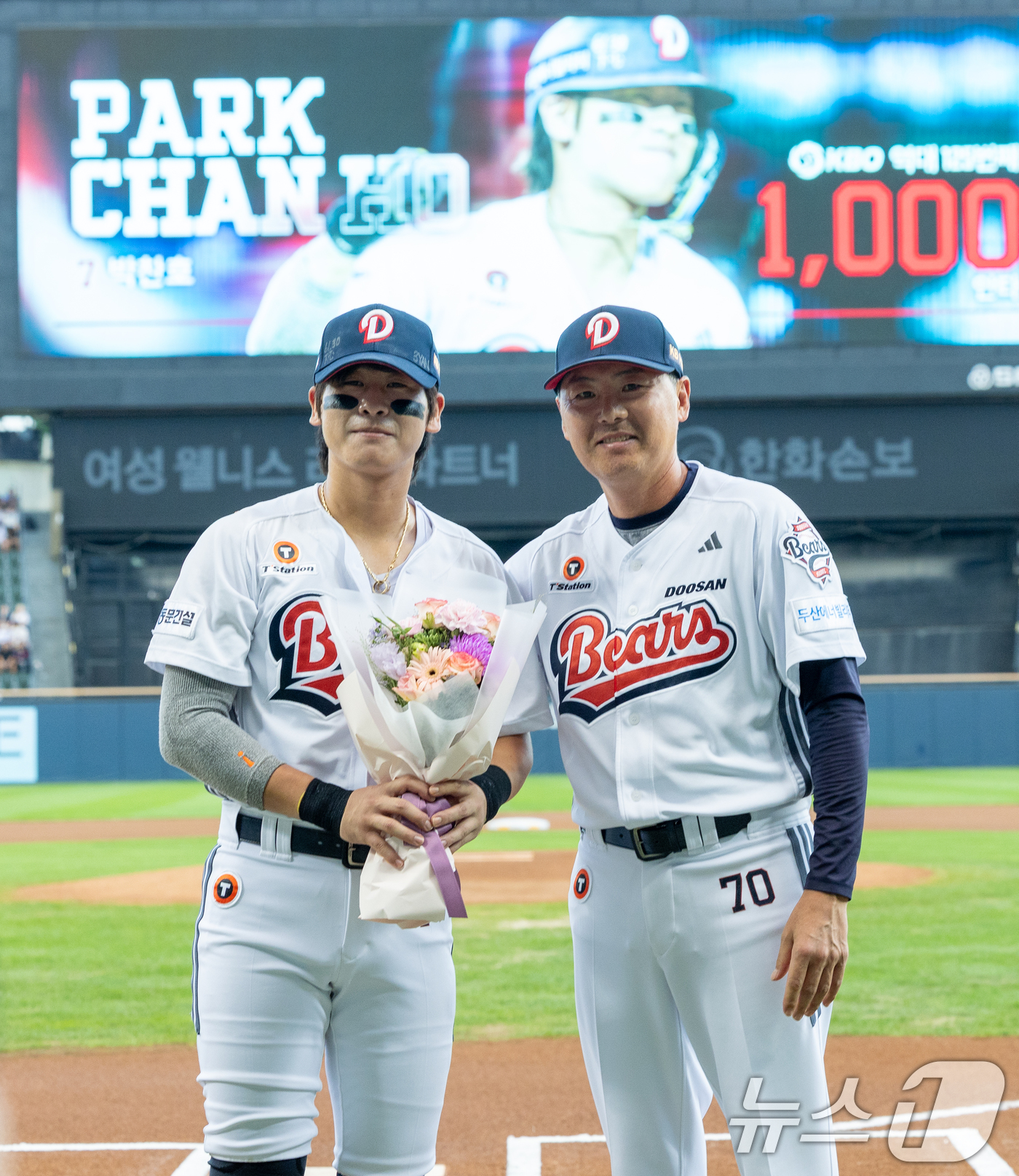 (서울=뉴스1) 안은나 기자 = 두산 박찬호가 23일 오후 서울 송파구 잠실야구장에서 프로야구 '2026 신한은행 SOL KBO리그' 롯데 자이언츠와 두산 베어스의 경기에 앞서 1 …