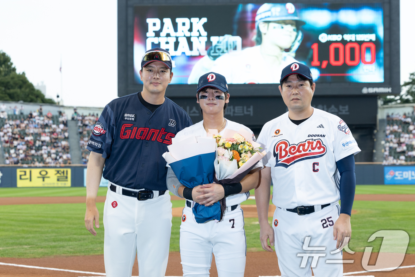 (서울=뉴스1) 안은나 기자 = 두산 박찬호가 23일 오후 서울 송파구 잠실야구장에서 프로야구 '2026 신한은행 SOL KBO리그' 롯데 자이언츠와 두산 베어스의 경기에 앞서 1 …