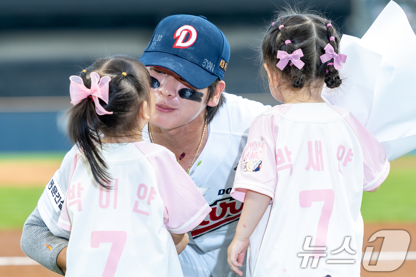(서울=뉴스1) 안은나 기자 = 두산 박찬호가 23일 오후 서울 송파구 잠실야구장에서 프로야구 '2026 신한은행 SOL KBO리그' 롯데 자이언츠와 두산 베어스의 경기에 앞서 1 …