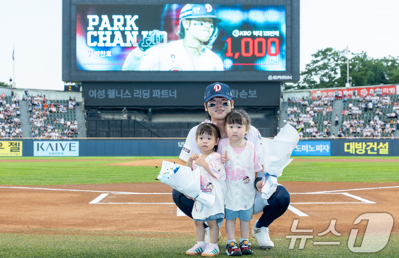 (서울=뉴스1) 안은나 기자 = 두산 박찬호가 23일 오후 서울 송파구 잠실야구장에서 프로야구 '2026 신한은행 SOL KBO리그' 롯데 자이언츠와 두산 베어스의 경기에 앞서 1 …