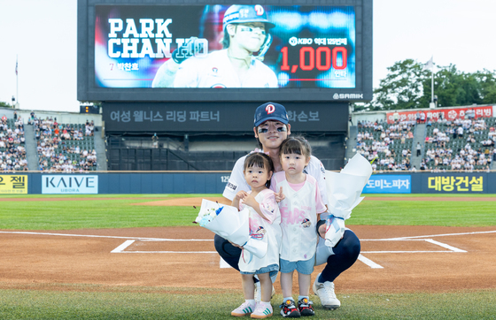 '1000안타' 박찬호, 딸들과 함께