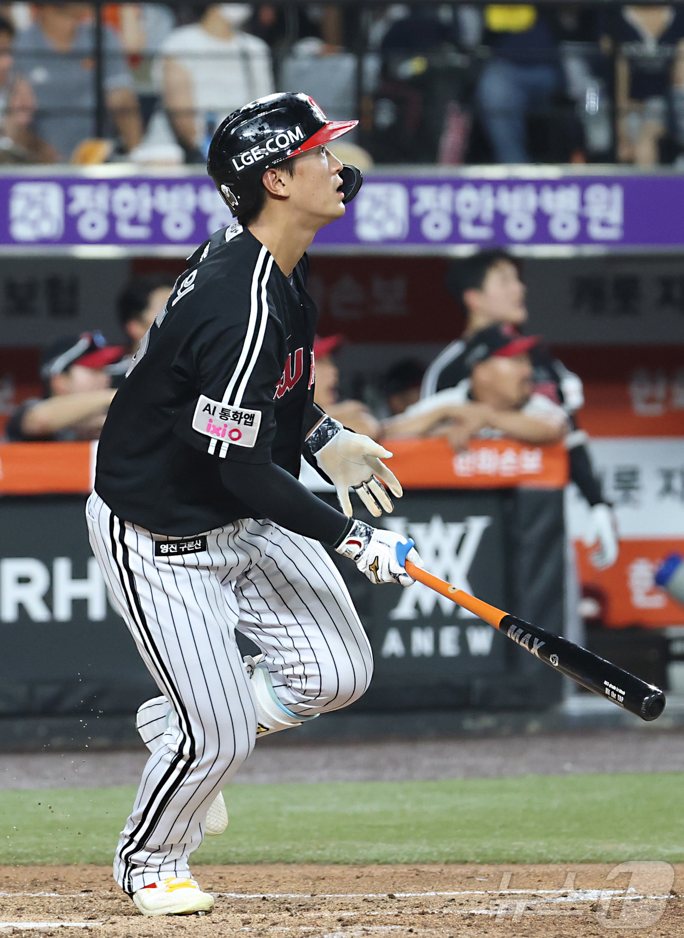 (대전=뉴스1) 김기남 기자 = 23일 대전 한화생명볼파크에서 열린 2026 신한 SOL KBO리그 LG 트윈스와 한화 이글스의 경기에서 2회초 LG 송찬의가 2사 1,2루에서 3 …