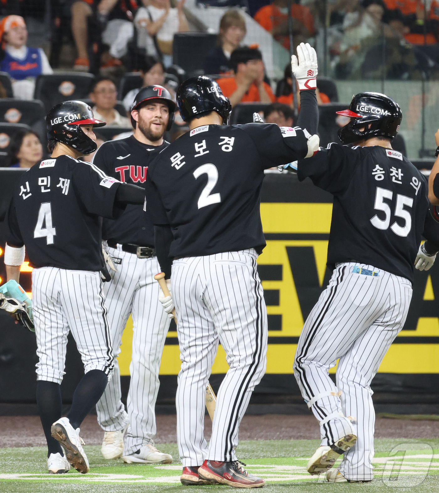 (대전=뉴스1) 김기남 기자 = 23일 대전 한화생명볼파크에서 열린 2026 신한 SOL KBO리그 LG 트윈스와 한화 이글스의 경기에서 2회초 LG 송찬의가 2사 1,2루에서 3 …