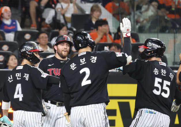 홈런 축하 받는 송창의