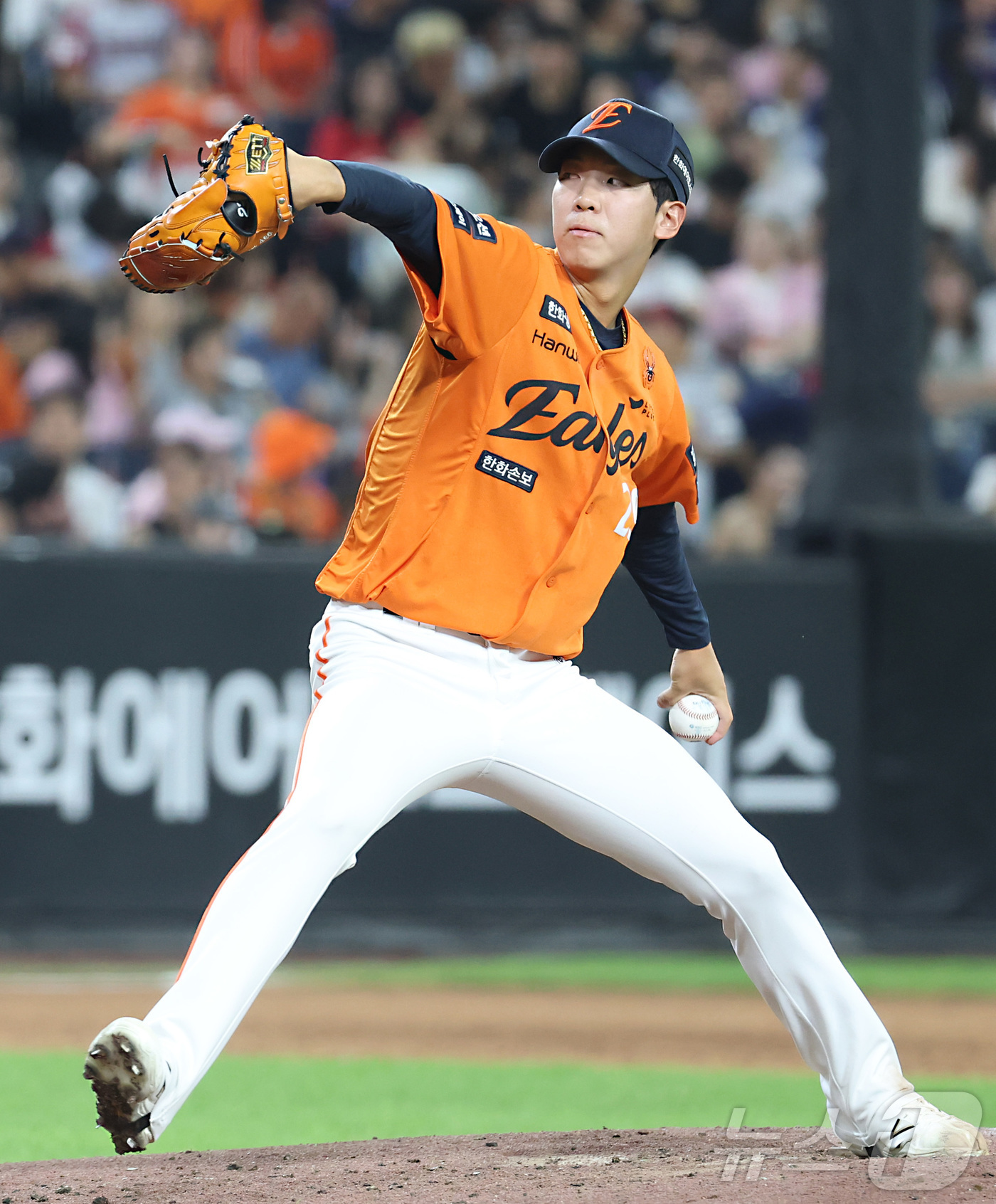 (대전=뉴스1) 김기남 기자 = 23일 대전 한화생명볼파크에서 열린 2026 신한 SOL KBO리그 LG 트윈스와 한화 이글스의 경기에서  한화 황준서가 2회초 구원 등판 투구하고 …